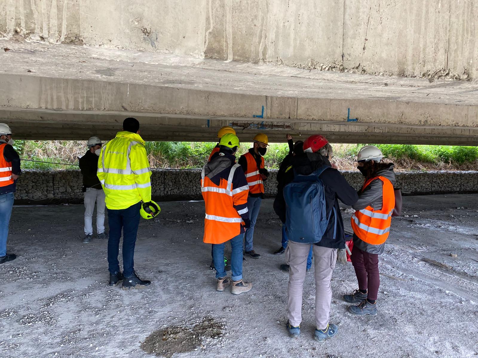 Ispezione visiva ravvicinata dell'intradosso di un impalcato da ponte in c.a.