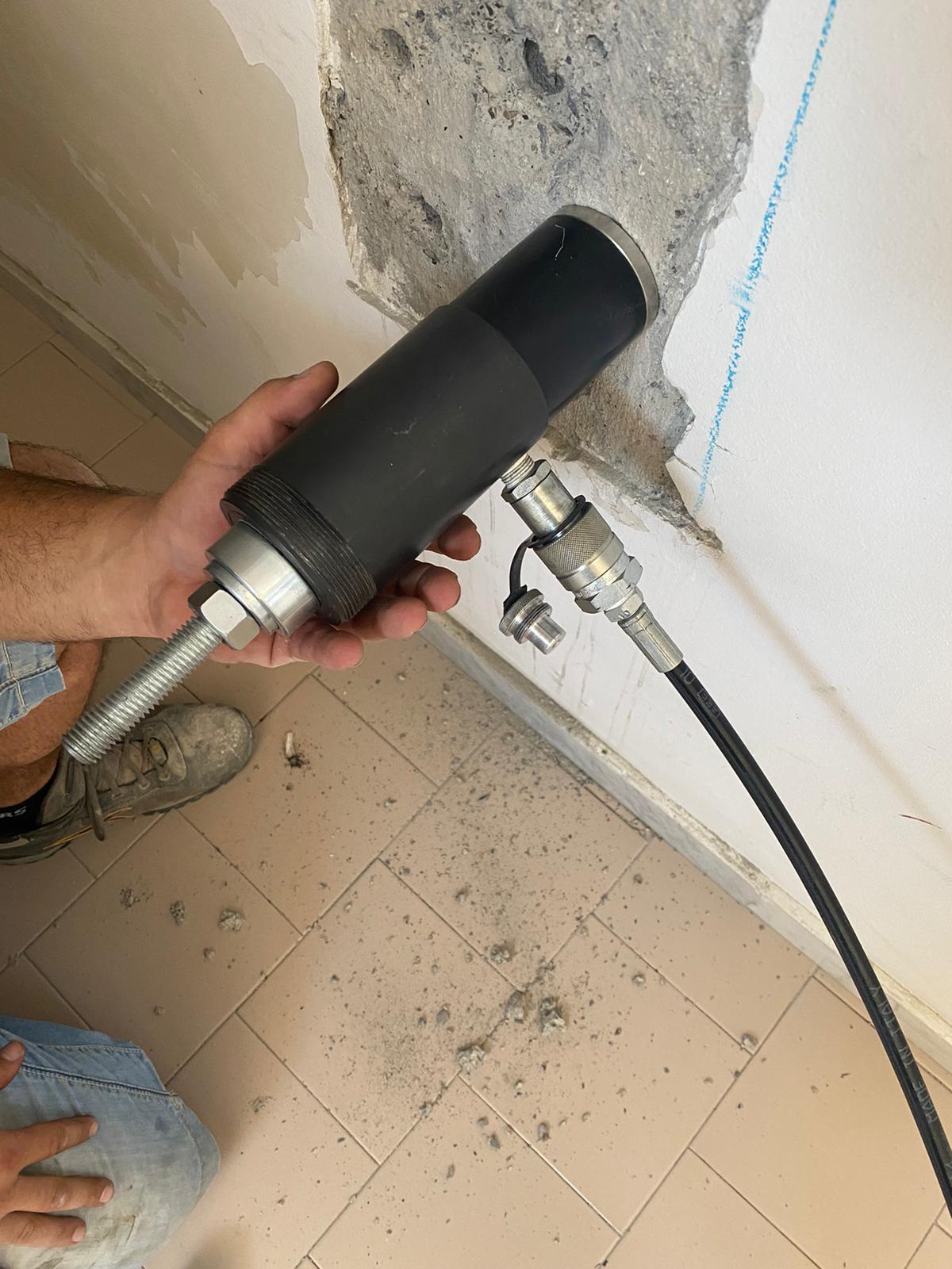 Prova pull-out per la stima della resistenza a compressione del calcestruzzo in situ.