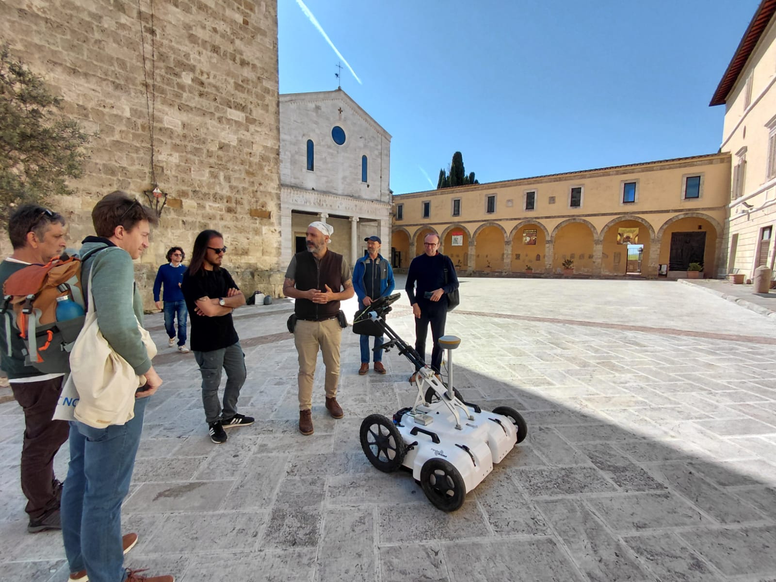 Sessione pratica del corso Novatest di georadar applicato all'archeologia a Chiusi, con antenna GPR carrellata in piazza davanti alla cattedrale