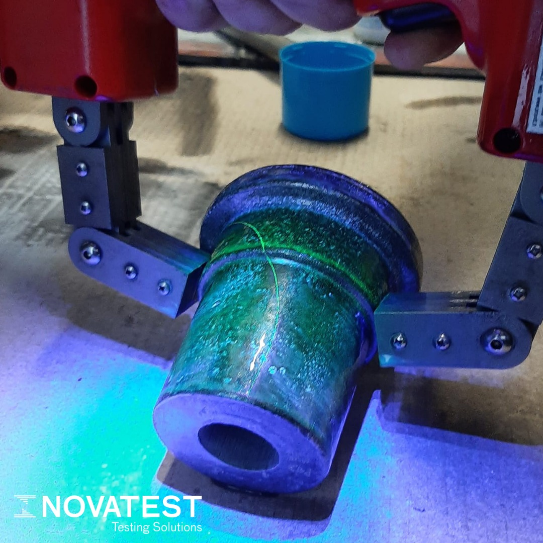 Esame con particelle magnetiche fluorescenti sotto luce UV.