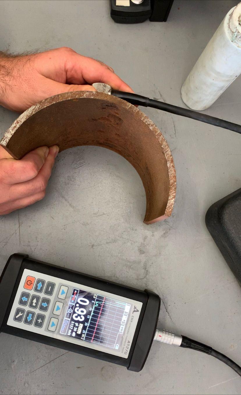 Misura di spessore con sonda EMAT su componente in acciaio.